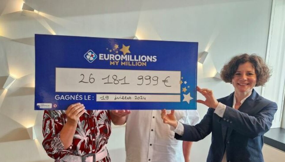 Derek Thompson with winning check